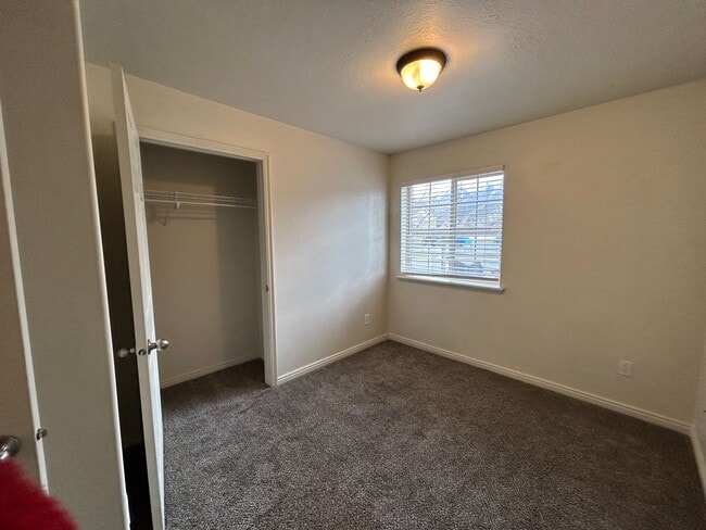 Building Photo - 3 Bedroom 2.5 Bathroom Condo-Pool-Clubhous...