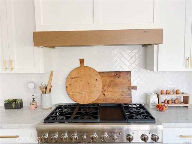 Building Photo - 13 Bernay