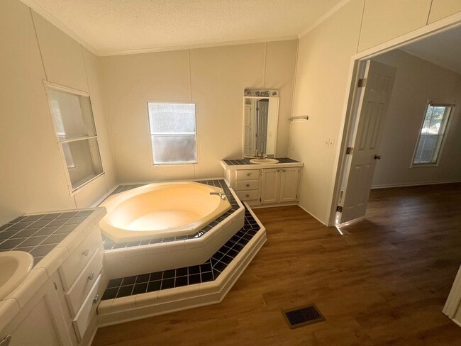 Building Photo - LEASING NOW FOR NOVEMBER 2025!