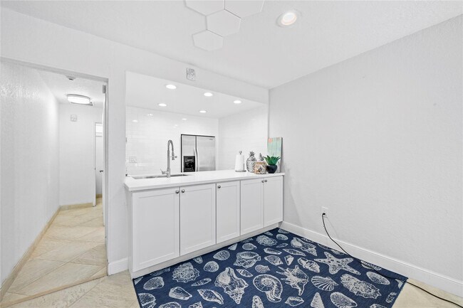 Building Photo - 1069 Hillsboro Mile