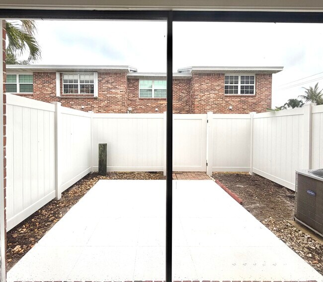 Building Photo - 413 N Cypress Dr