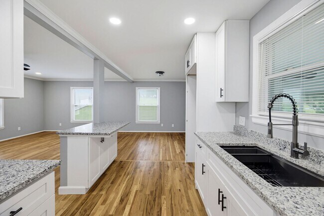 Building Photo - Fantastic Renovation in Smyrna!