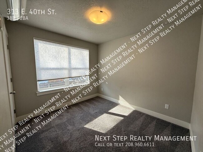 Building Photo - 313 E 40th St