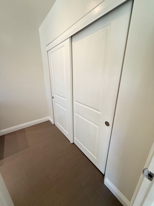 Building Photo - Beautifully Upgraded 4 Bed/2 Bath Single-L...