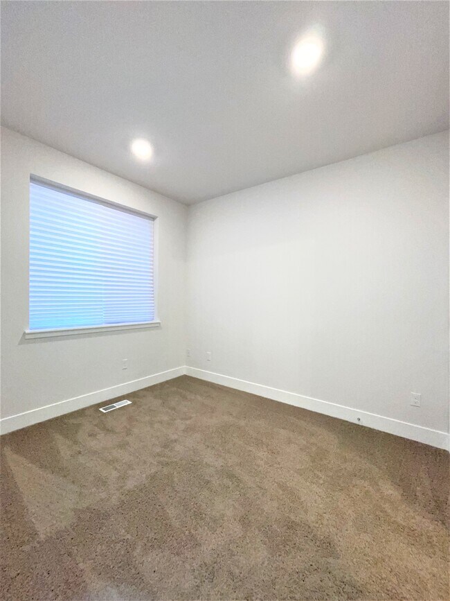 Building Photo - 18405 SW Buckhorn Dr