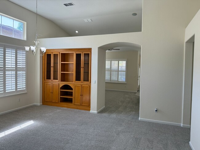 Building Photo - BEAUTIFUL SINGLE STORY 3+BD, 2.5 BA, & 3 CAR GARAGE!