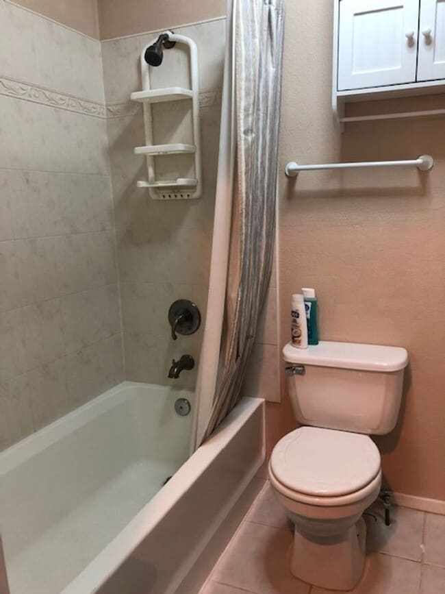 Building Photo - Furnished Studio Apartment - All Bills Paid