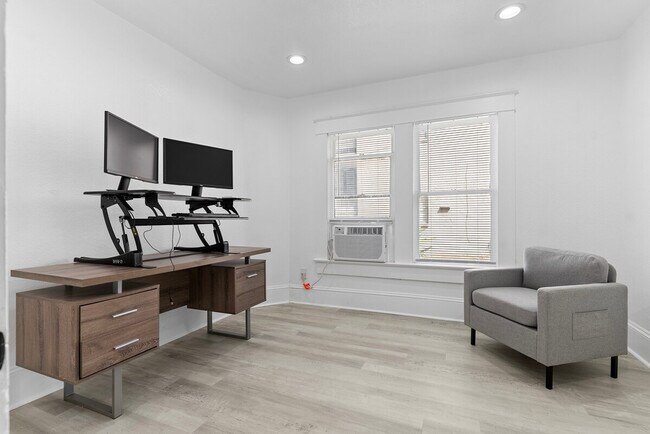 Building Photo - 316 E Amelia St