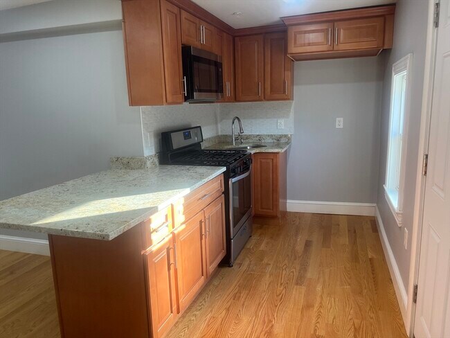 Building Photo - 385 Cohannet St