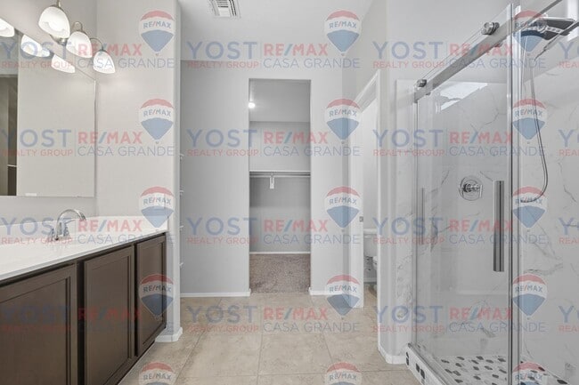 Building Photo - Bright Open Floor Plan with Low-Maintenanc...