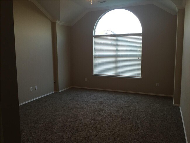 Building Photo - 3600 Lombardy Dr