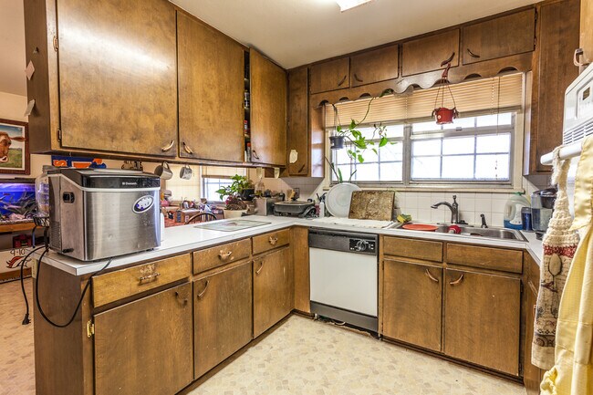 Building Photo - 1100 Skyline Dr
