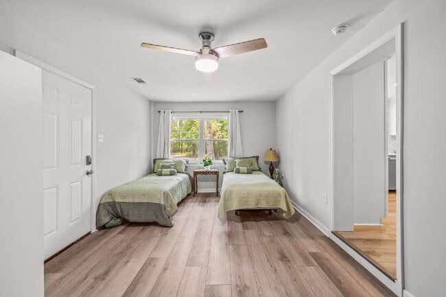 Building Photo - "Charming 3-Bedroom, 2.5-Bath Home Now Ava...