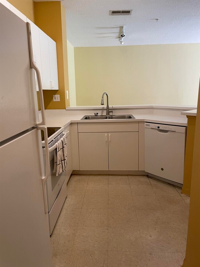 Building Photo - 520 Florida Club Blvd