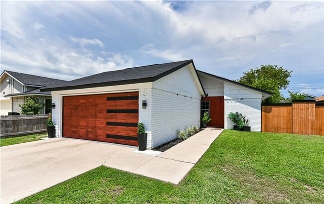 Building Photo - Remodeled 3-bedroom house!  Housing accepted!