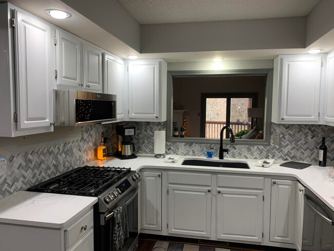 Building Photo - 107 Hollyridge Ln