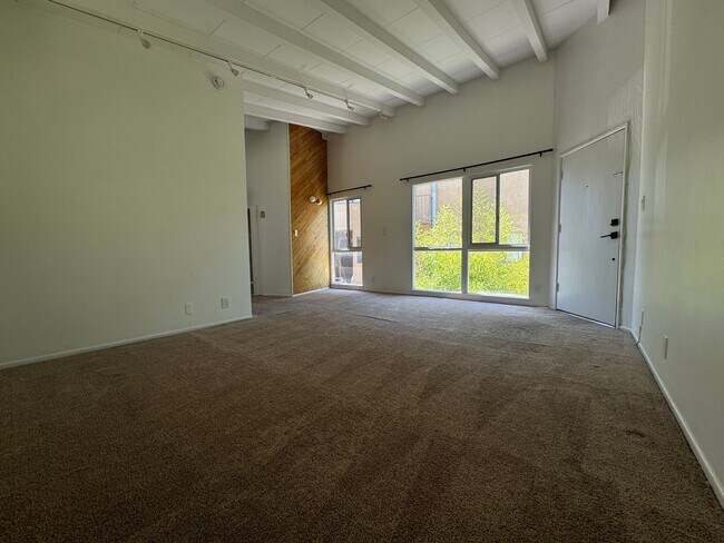 Building Photo - 4418 Vantage Ave
