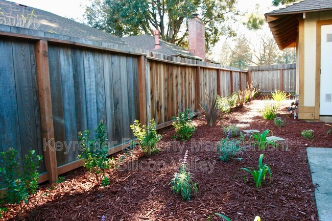 Building Photo - 937 Miramonte
