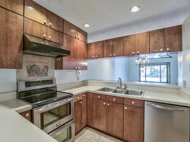 Building Photo - 842 Santa Rosa Dr