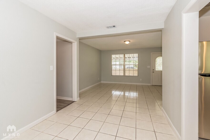 Building Photo - 1033 Busac Ave