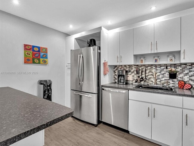 Building Photo - 3375 N Country Club Dr