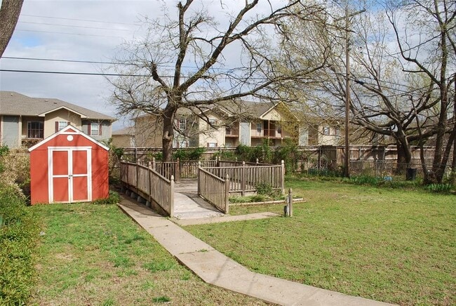 Building Photo - 1701 Parkview Terrace