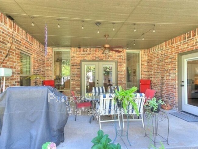 Building Photo - 811 E Mosier St