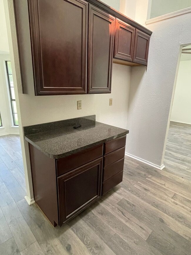 Building Photo - 3 BEDROOM 2 BATH 2 CAR GARAGE