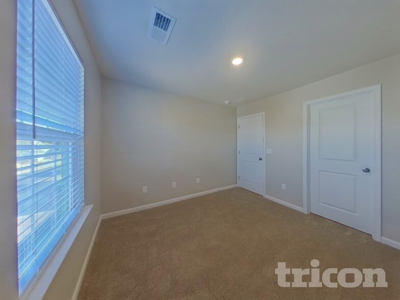 Building Photo - 5789 Oak Br Cir