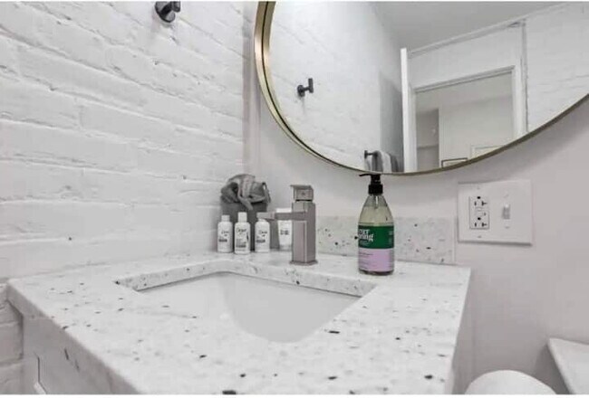 Building Photo - The Artist's Apt. | 1BR | Short North | +Parking