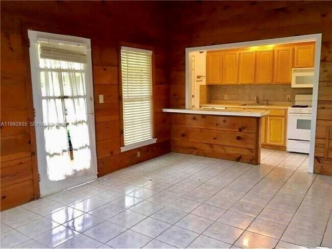 Building Photo - 809 NE 17th Ave