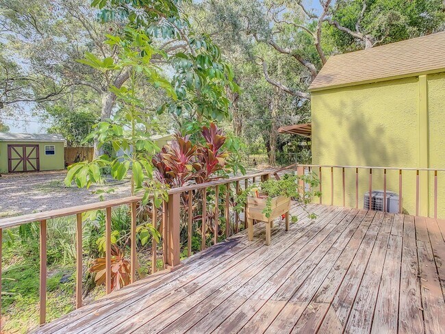 Building Photo - Charming Three bedroom one bath with huge backyard