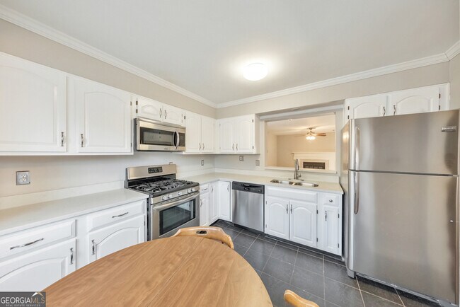 Building Photo - 2045 Fairways Ct