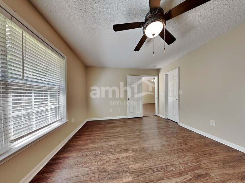 Building Photo - 505 Dresler Rd