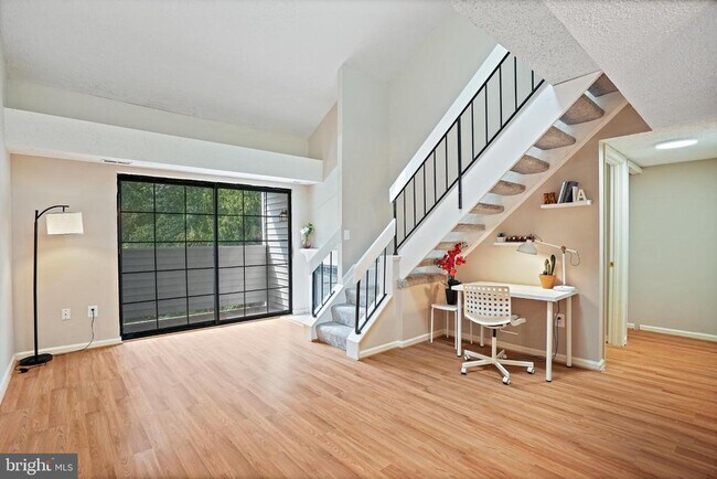 Building Photo - 1605 Carriage House Terrace