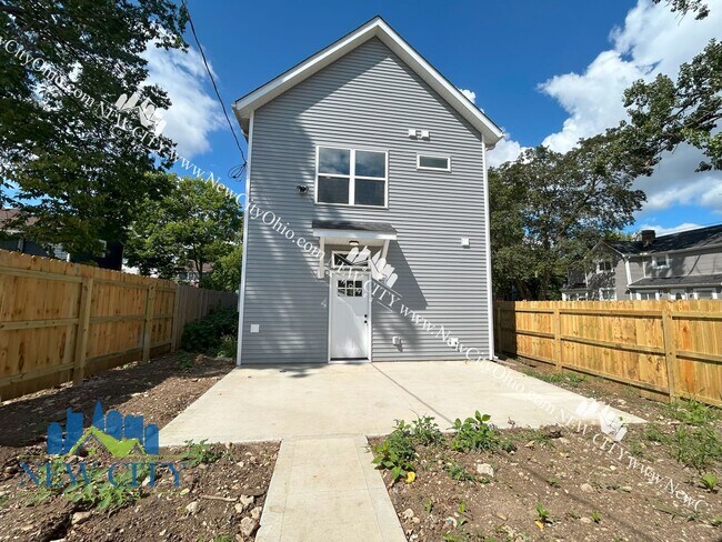 Building Photo - ONE MONTH FREE RENT! Apply by 8/31! Newly ...