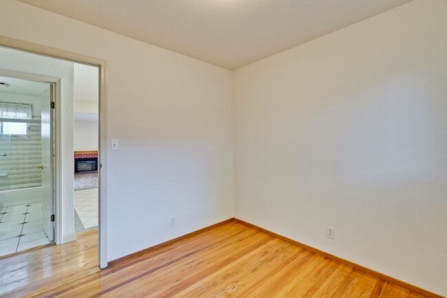 Building Photo - 1109 White Cliff Dr