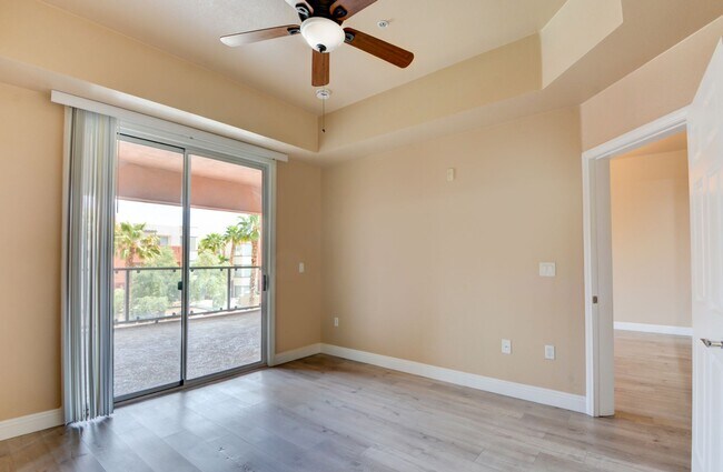 Building Photo - Park Avenue Mid Rise Condo. All HOA Amenities.