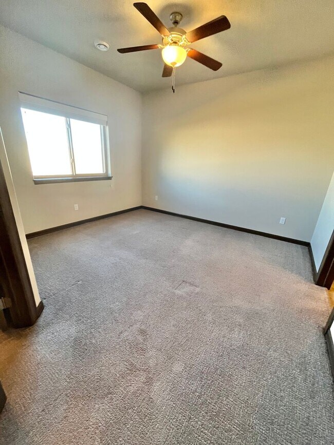Building Photo - 3 Bed/2.5 Bath Townhome For Rent!