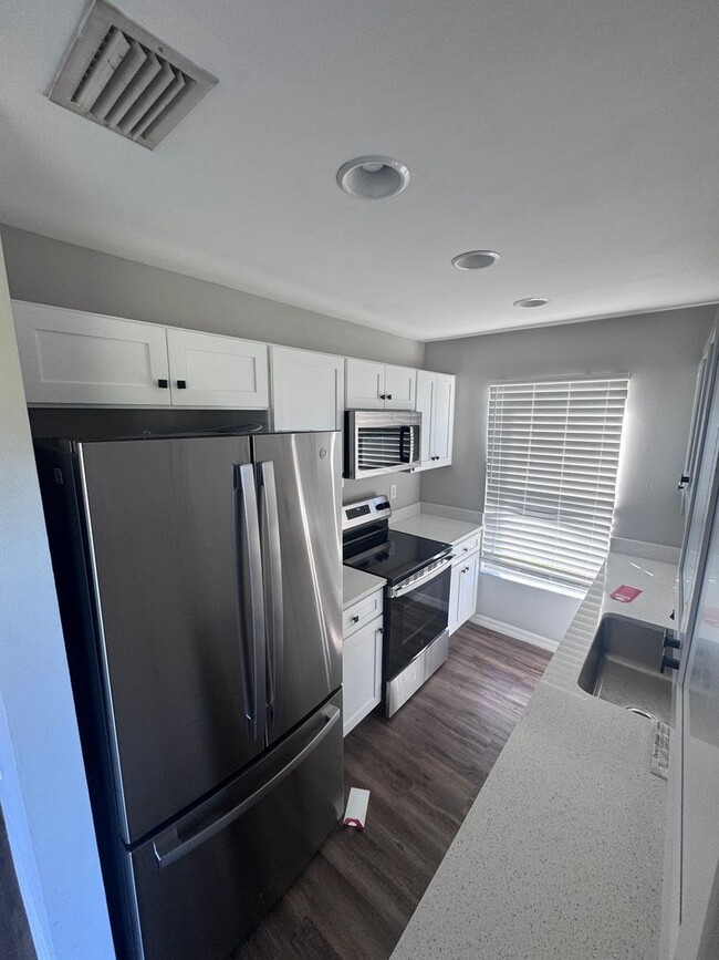 Building Photo - 343 Harold Ave S