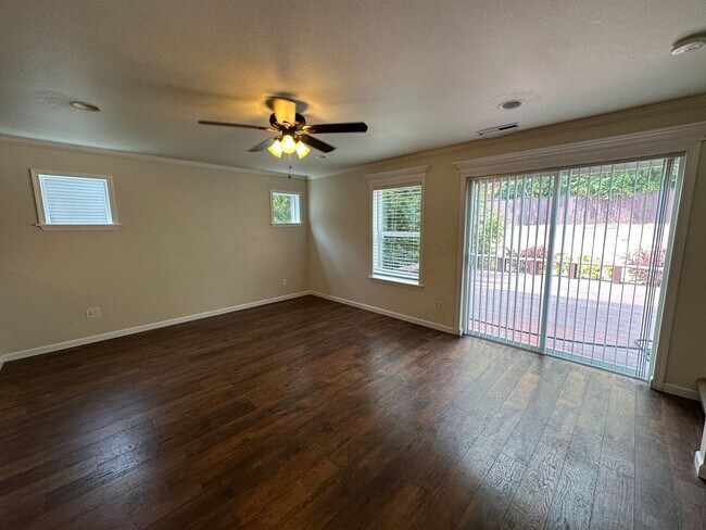 Building Photo - 1645 Sinclair Dr
