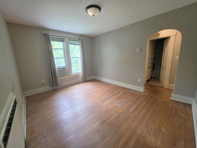 Building Photo - Bright 1 Bedroom Upper Unit Near UWEC, Water Street & Mayo Clinic – Available August 1st