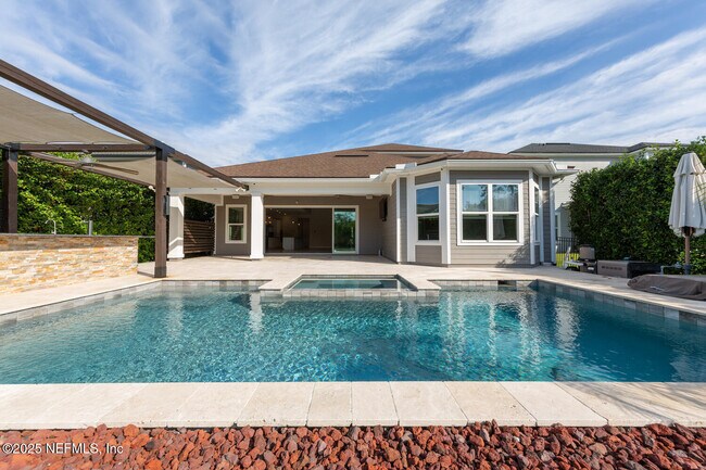 Building Photo - 264 Pine Haven Dr