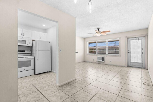 Building Photo - 52 Kingswood E