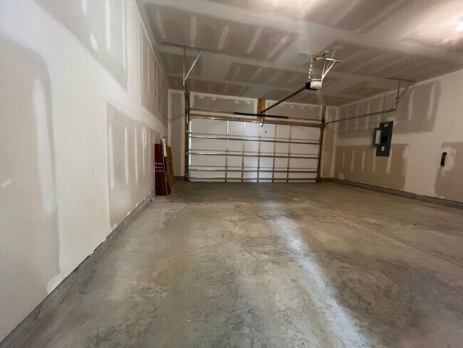 Building Photo - 717 Pine Warbler Ln