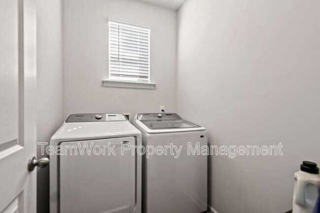 Building Photo - 643 Silver Spruce St