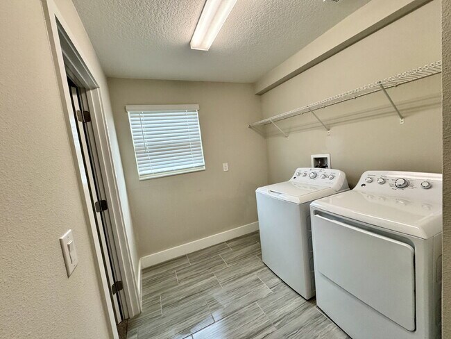 Building Photo - "Spacious 4-Bed Home with Granite Countert...