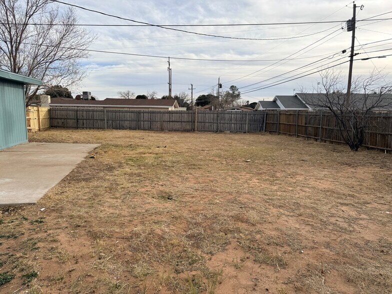 Building Photo - 2501 Redbud Ave