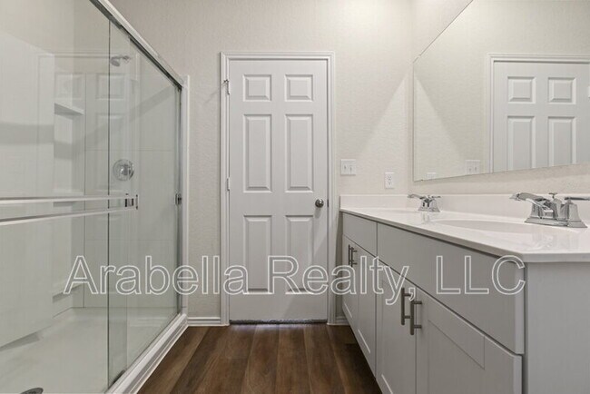 Building Photo - 440 Lynwood Gold