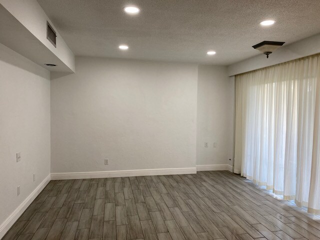 Main Roon - 830 Pinewood Ct